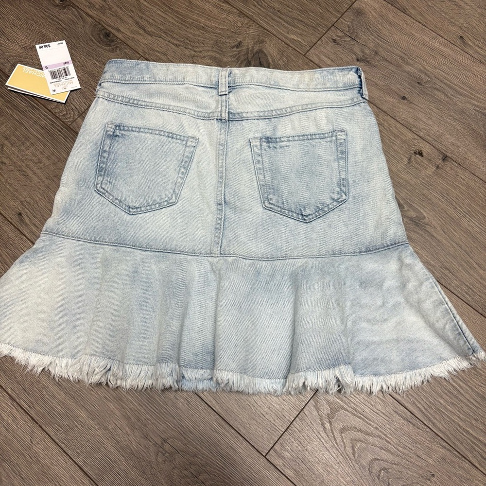 Denim ruffle distressed raw hem
Mini skirt size 6 - Picture 2 of 2
